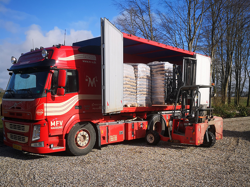 få leveret med lastbil og truck hos Mariagerfjord Vognmandsforretning